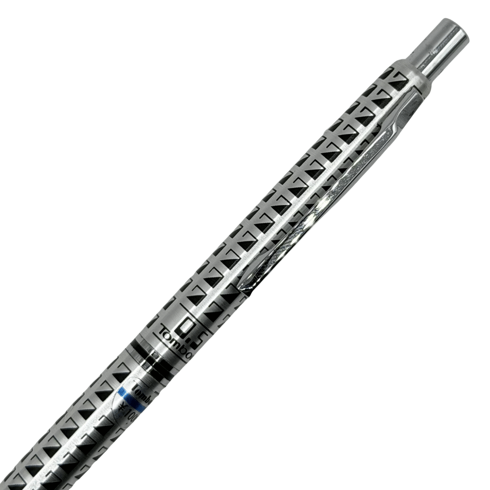Tombow Vintage Versatil Kalem üst gövdesi açılı yakın çekim, çelik klips ve 0.5 uç işareti