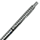 Tombow Vintage Versatil Kalem üst gövdesi açılı yakın çekim, çelik klips ve 0.5 uç işareti