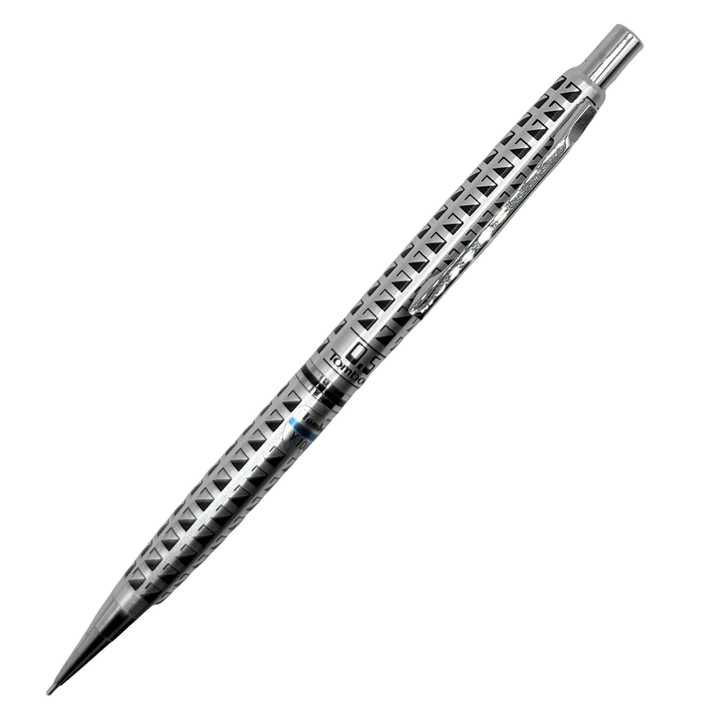 Tombow Vintage Versatil Kalem, geometrik kazıma desenli çelik gövde, tam boy çapraz görünüm, 0.5 mm