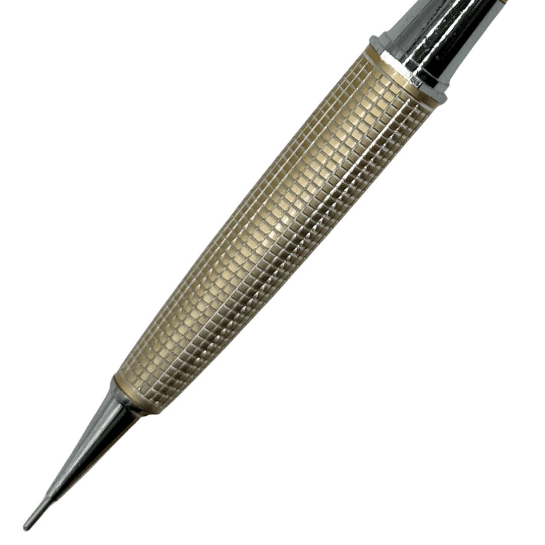 Uchida Drawing Sharp E kalemin kareli tırtıklı metal kavrama bölümü ve ince çelik ucu yakın çekim