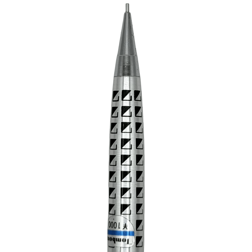 Tombow Vintage Versatil Kalem konik ucu dikey yakın çekimde, gövdede Tombow 1000 yen etiketi