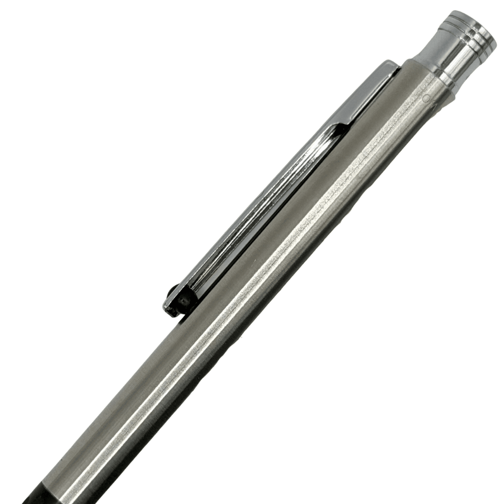 Tombow Dimple gövdesi eğik açıdan, krom tıklama başlığı ve parlak klips yakın çekim