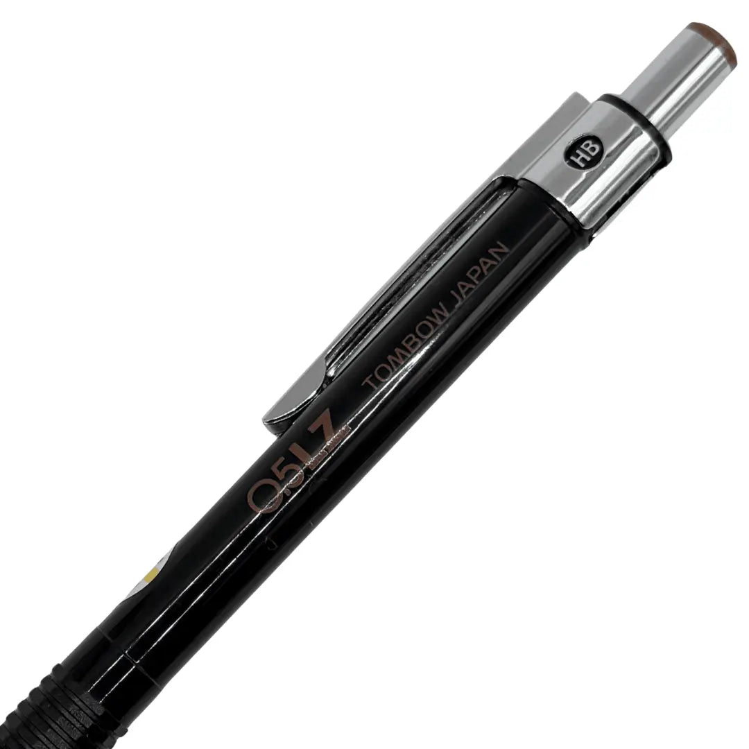 Tombow LZ kalemin üstündeki 0.5 LZ ve TOMBOW JAPAN baskısı, HB penceresiyle birlikte