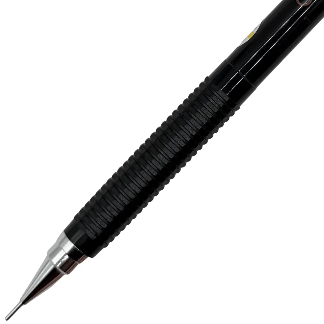 Tombow LZ kalemin yivli siyah kavrama bölümü ve krom konik ucu yakın çekim