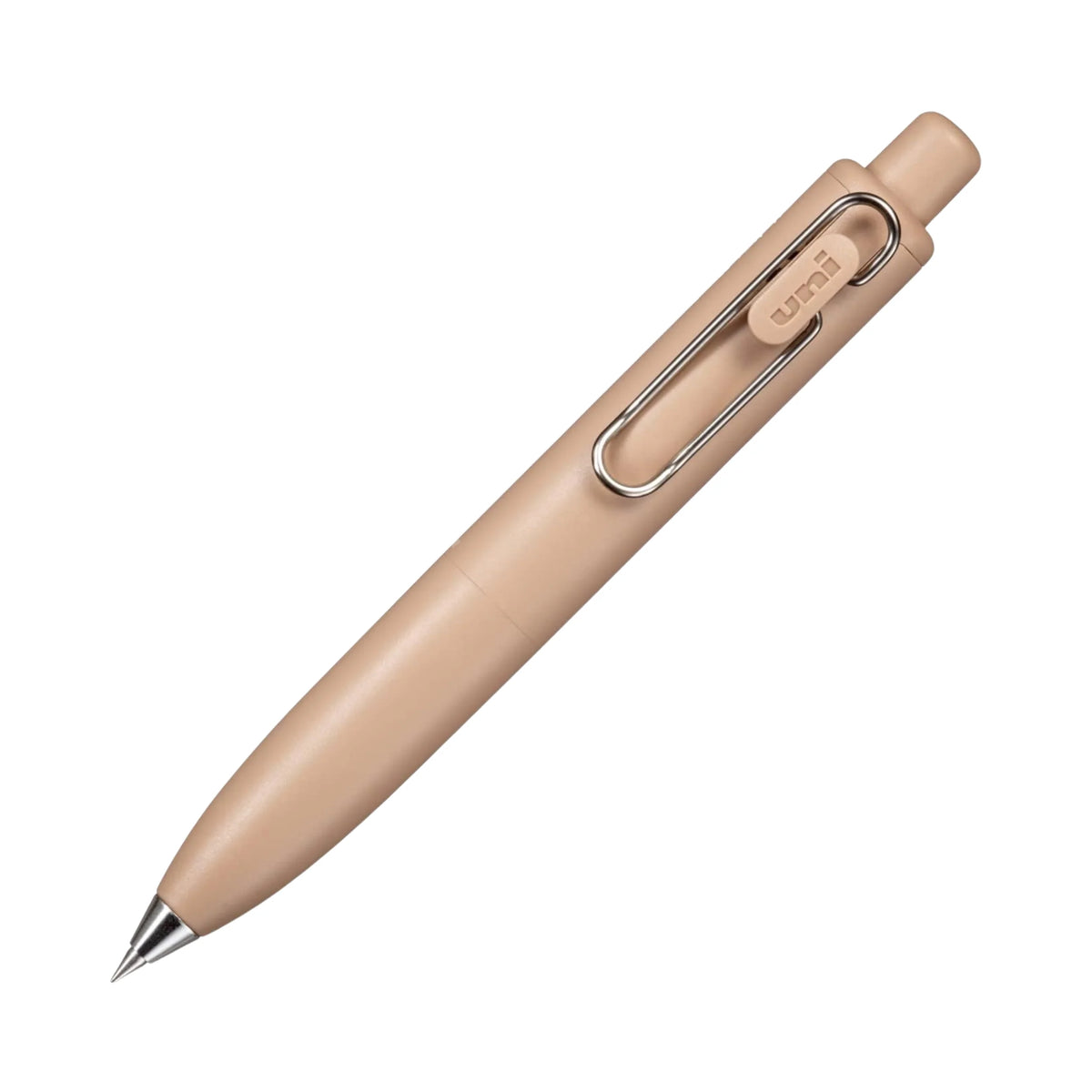 Uni-ball One P jel kalem sütlü kahve gövde, uni yazılı klips ve konik uç ile çapraz görünüm, 0.38 mm