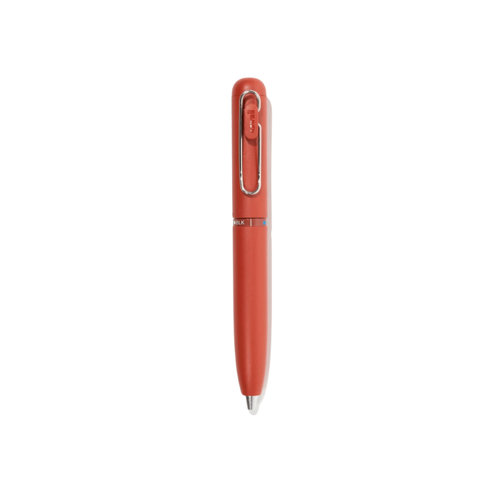 Uni-Ball One 3in1 multi kalem kırmızı gövde, ataş biçimli klips ve renk seçim halkası ile tam boy