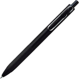 Uni-Ball One jel kalem siyah gövde ve ataş biçimli metal klips, tam boy görünüm, 0.5 mm