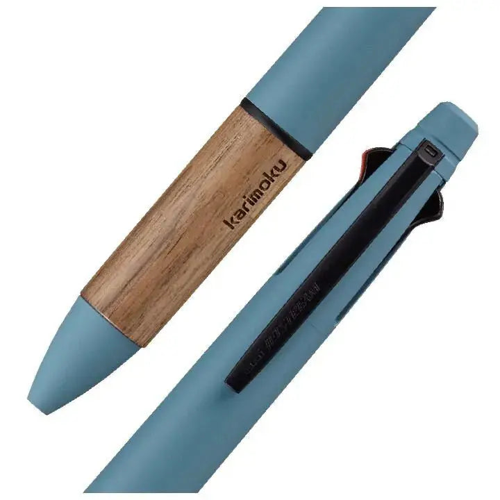 Uni Jetstream x Karimoku mavi kalemin ceviz ahşap kavrama detayı ve klipsli üst gövdesi