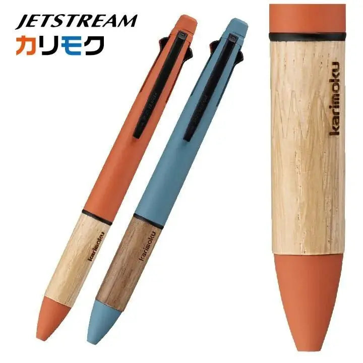 Uni Jetstream x Karimoku 4+1 kalemler turuncu ve mavi gövde, ahşap kavrama, yanda karimoku logosu yakın çekimi