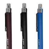 Uni Mitsubishi M5-551 kalemlerin üst gövde ve klips bölümü yakın çekim, uni 0.5 baskısı görünür