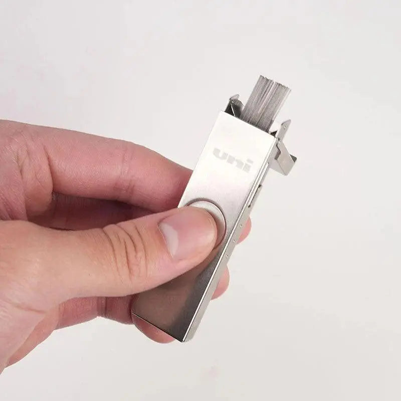 Uni metal uç kutusu elde tutuluyor, kapağı itilmiş ve içindeki kurşun uçlar dışarı çıkmış