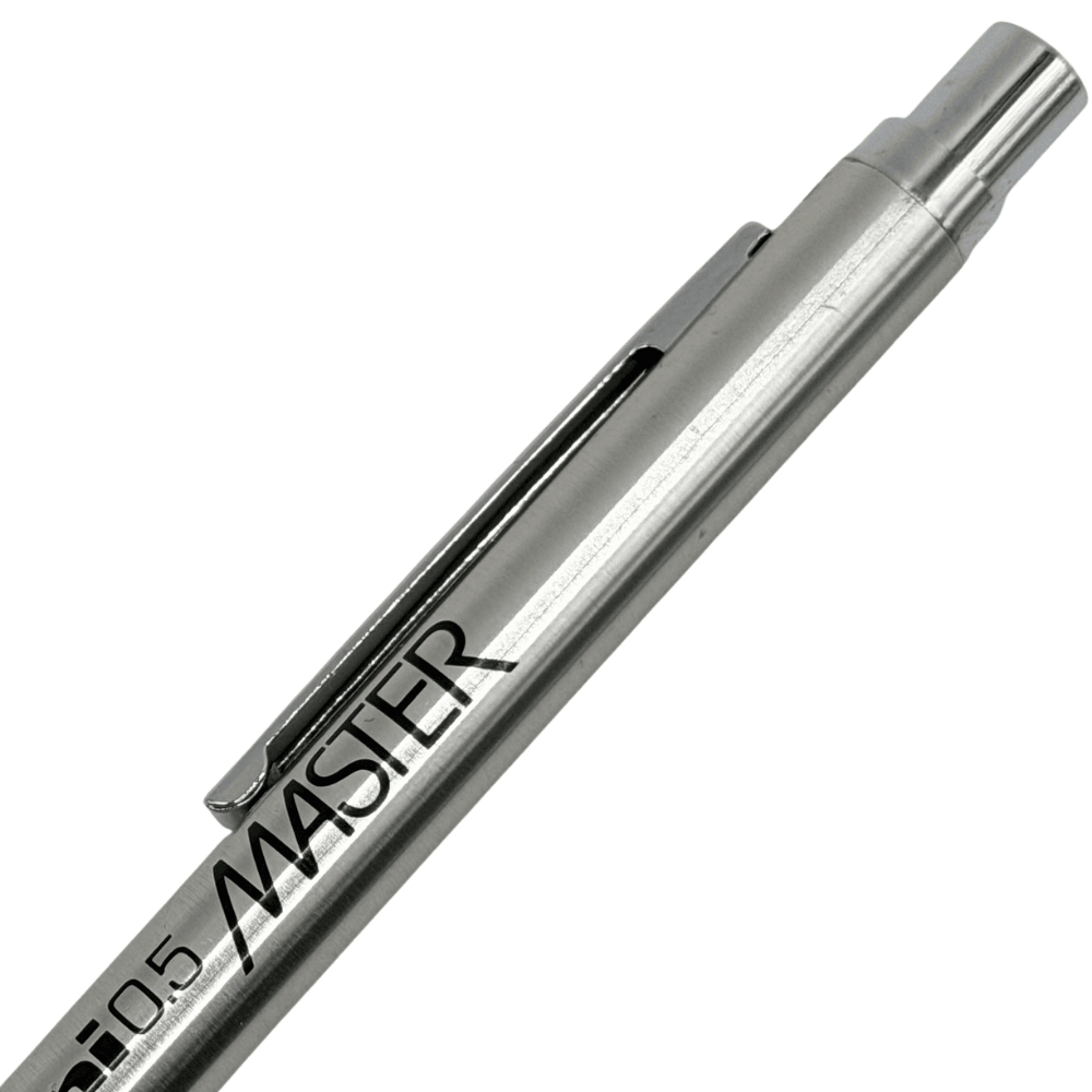 Uni Mitsubishi Master kalemin çelik gövdesindeki siyah MASTER baskısı ve krom klips