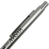 Uni Mitsubishi Master kalemin çelik gövdesindeki siyah MASTER baskısı ve krom klips