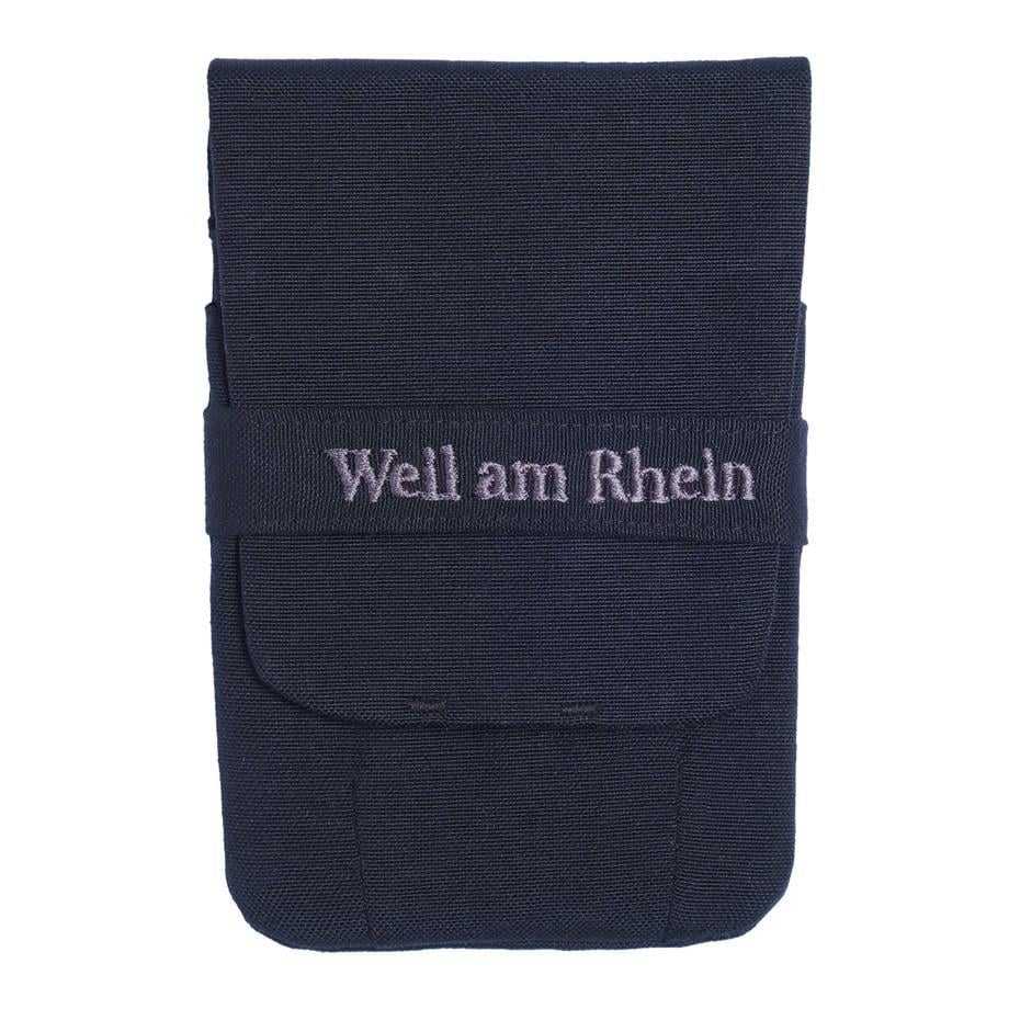 Weil am Rhein üç kalemlik kılıf, lacivert kumaş, ön yüzde gri nakış marka yazısı ve kapak bandı