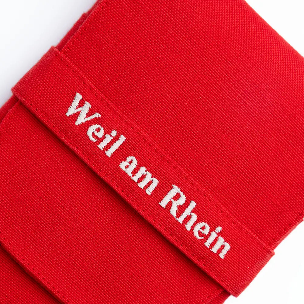 Weil am Rhein Triple Plus 3'lü kalem kılıfı, kırmızı, nakışlı Weil am Rhein bandı yakın plan