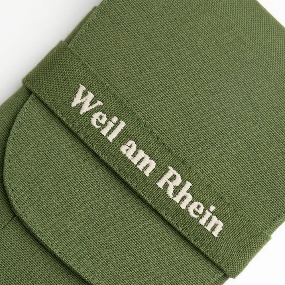 Weil am Rhein Triple Plus 3'lü kalem kılıfı, orman yeşili, nakışlı Weil am Rhein bandı yakın plan