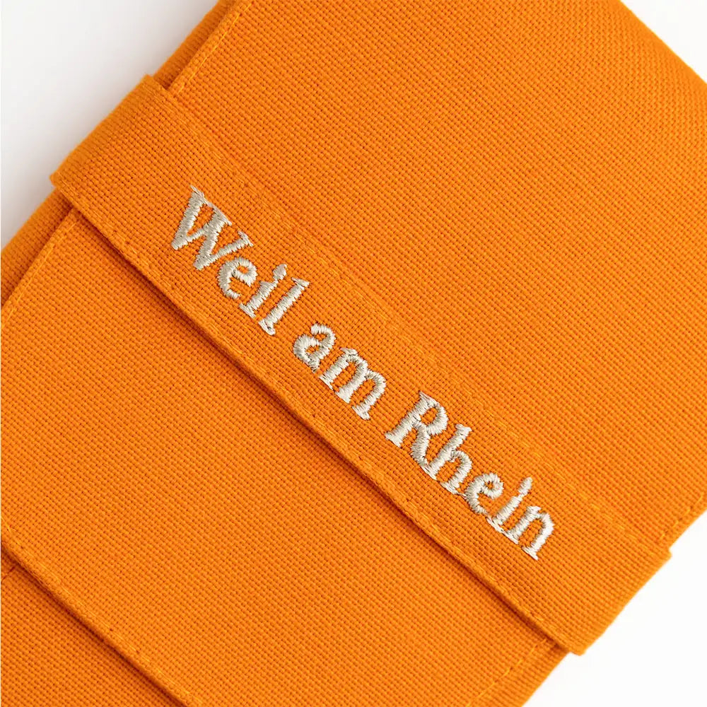 Weil am Rhein Triple Plus 3'lü kalem kılıfı, turuncu, nakışlı Weil am Rhein bandı yakın plan