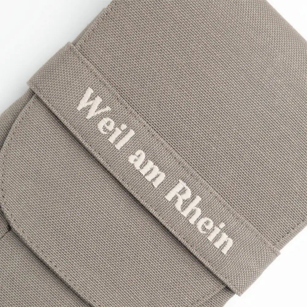 Weil am Rhein Triple Plus 3'lü kalem kılıfı, vizon, nakışlı Weil am Rhein bandı yakın plan