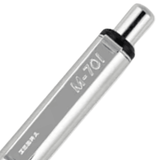 Zebra M-701 kalemin gövdesindeki M-701 ve ZEBRA baskısı ile tıklama başlığı, makro çekim