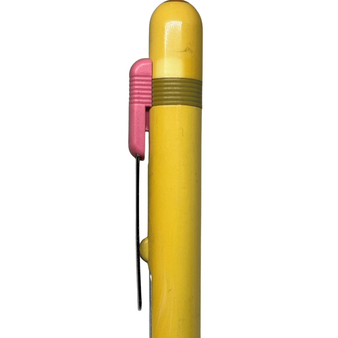 Zebra Noct kalemin sarı kubbe başlığı, pembe tıklama düğmesi ve klips ucu profilden